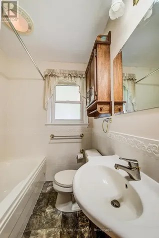 104 Elgin Crescent Waterloo ON N2J 2S2