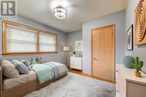 104 Elgin Crescent Waterloo ON N2J 2S2