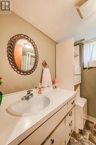 104 Elgin Crescent Waterloo ON N2J 2S2