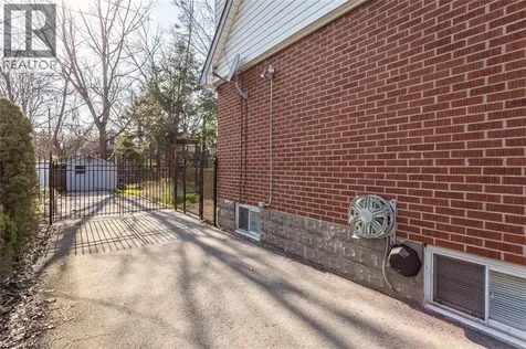17 Thorndale Street North Hamilton ON L8S 3K5