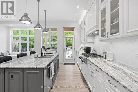 106 Forest Grove Court Aurora ON L4G 3G4