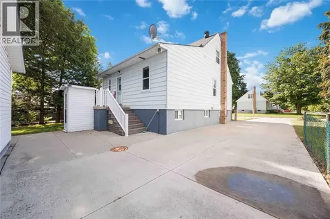 1094 Willa Drive Sarnia ON N7S 1T2