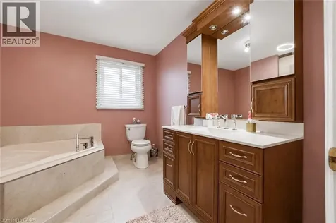 15 Talia Court Hamilton ON L6E 4X8