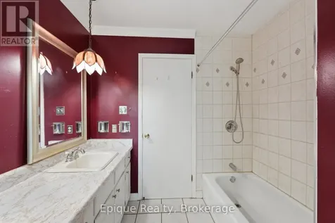 50 Combermere Crescent Waterloo ON N2L 5B1