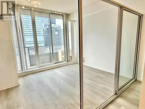 111 Elizabeth Street Toronto (bay Street Corridor) ON M5G 1P7