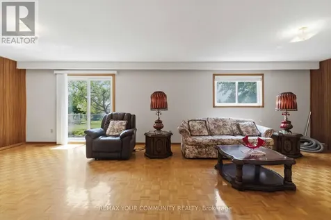 17 Harris Crescent Vaughan (west Woodbridge) ON L4L 1R7