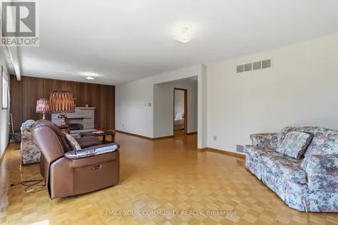 17 Harris Crescent Vaughan (west Woodbridge) ON L4L 1R7