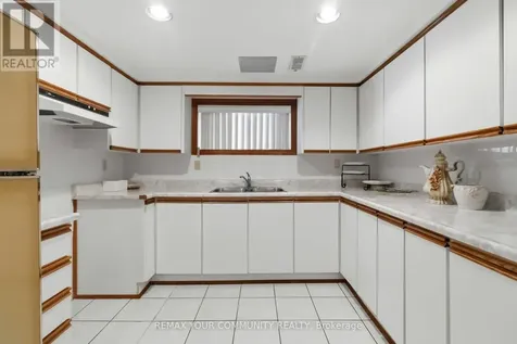17 Harris Crescent Vaughan (west Woodbridge) ON L4L 1R7