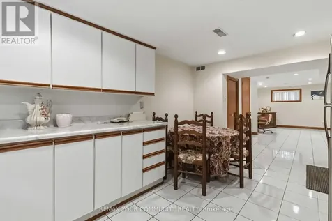 17 Harris Crescent Vaughan (west Woodbridge) ON L4L 1R7