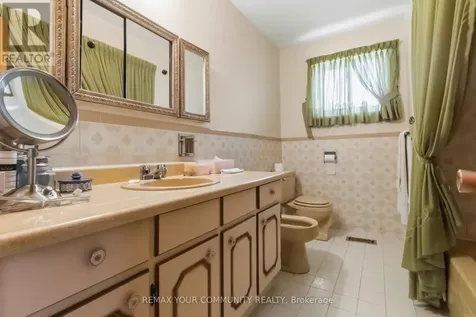 17 Harris Crescent Vaughan (west Woodbridge) ON L4L 1R7