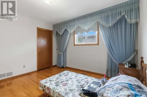 17 Harris Crescent Vaughan (west Woodbridge) ON L4L 1R7