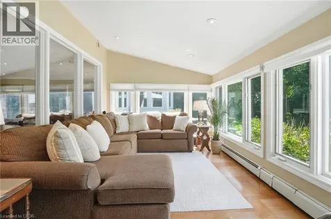 549 Ann Avenue Burlington ON L7T 2S7