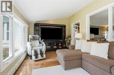 549 Ann Avenue Burlington ON L7T 2S7