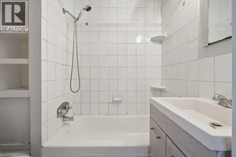 1596 College Windsor ON N9B 1M1
