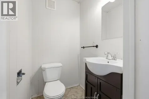 1596 College Windsor ON N9B 1M1