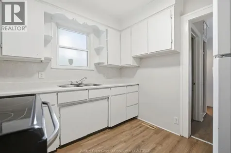 1596 College Windsor ON N9B 1M1