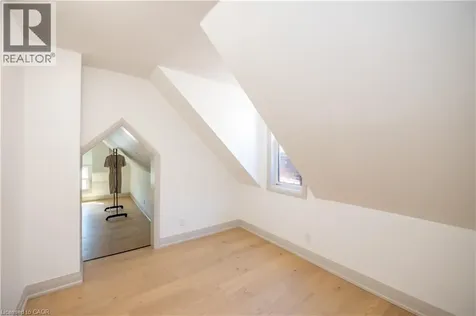 213 Rosslyn Avenue North Hamilton ON L8L 7P8
