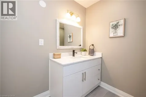 213 Rosslyn Avenue North Hamilton ON L8L 7P8