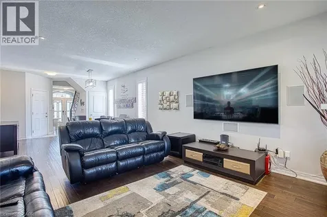 17 Narbonne Crescent Stoney Creek ON L8J 0J7