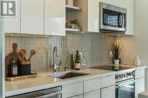 33 Shore Breeze Drive Toronto (mimico) ON M8V 1A1