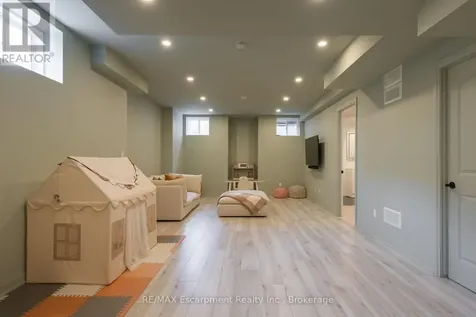 1388 Aymond Crescent Oakville (jm Joshua Meadows) ON L6H 7W9