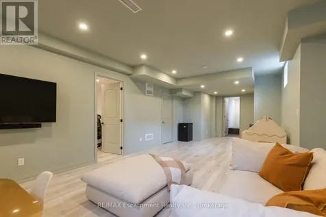 1388 Aymond Crescent Oakville (jm Joshua Meadows) ON L6H 7W9