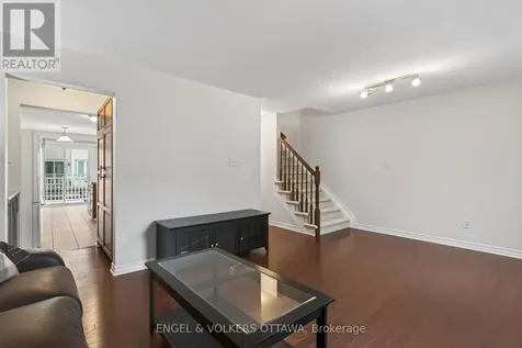 2043 Madrid Avenue Ottawa ON K2J 0K1
