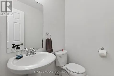 2043 Madrid Avenue Ottawa ON K2J 0K1