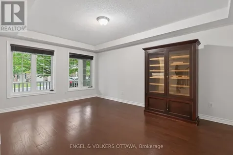 2043 Madrid Avenue Ottawa ON K2J 0K1