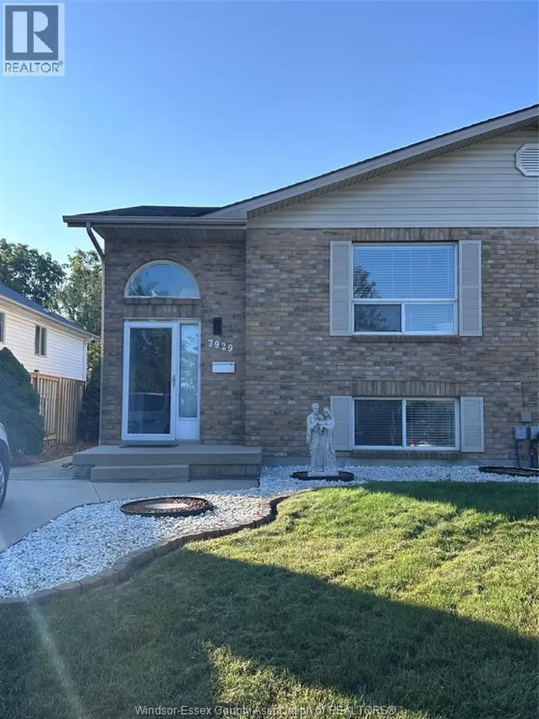 7929 Hawthorne Drive Windsor ON N8R 2J9