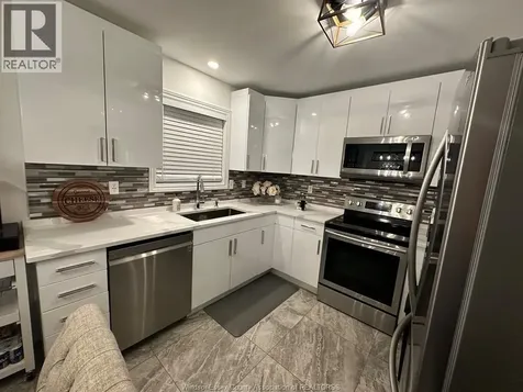 7929 Hawthorne Drive Windsor ON N8R 2J9
