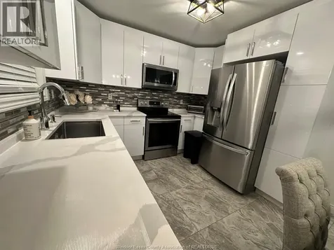 7929 Hawthorne Drive Windsor ON N8R 2J9