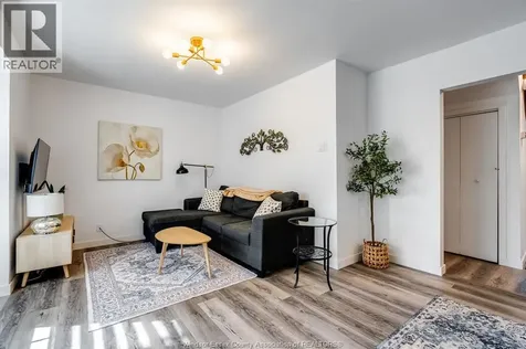 1353 George Avenue Windsor ON N8Y 2X8
