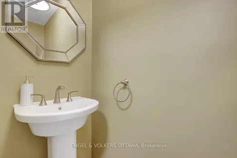 2032 Delmar Court Ottawa ON K1H 5R6
