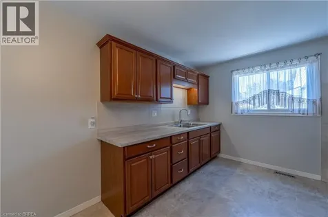 24 Oakhill Drive Brantford ON N3T 1R1