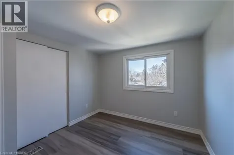24 Oakhill Drive Brantford ON N3T 1R1