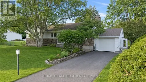17 Arnold Drive Ottawa ON K2H 6V6