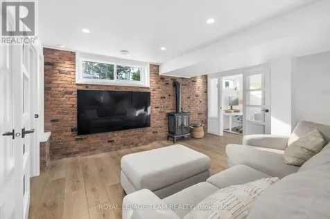 17 Arnold Drive Ottawa ON K2H 6V6