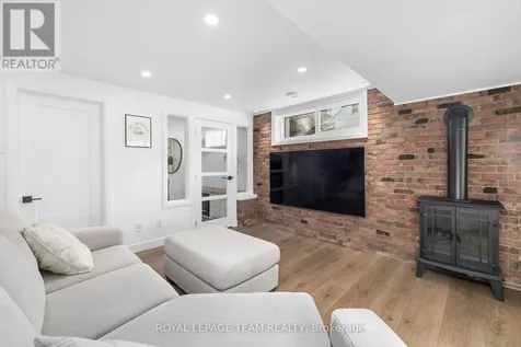17 Arnold Drive Ottawa ON K2H 6V6