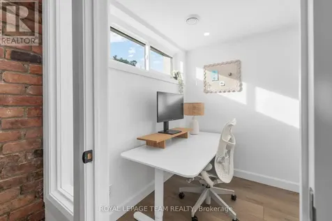17 Arnold Drive Ottawa ON K2H 6V6