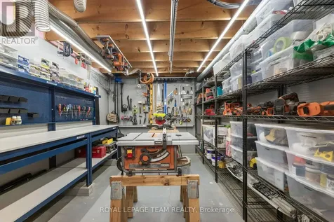 17 Arnold Drive Ottawa ON K2H 6V6
