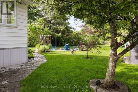 17 Arnold Drive Ottawa ON K2H 6V6