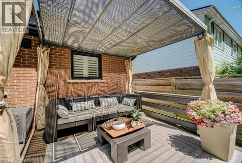 387 Stillmeadow Circle Waterloo ON N2L 5M1