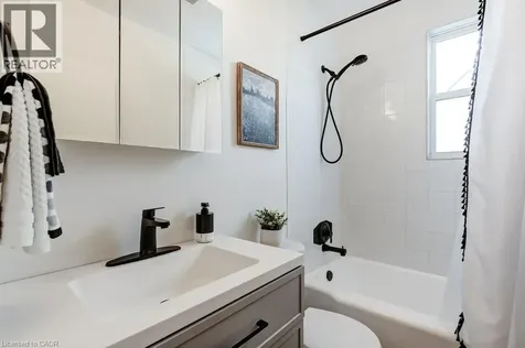202 Erindale Avenue Hamilton ON L8K 4R7