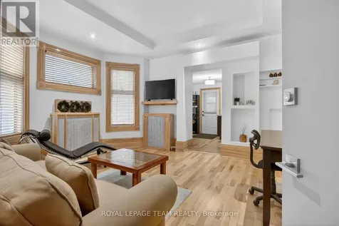 64 Delaware Avenue South Ottawa ON K2P 0Z3