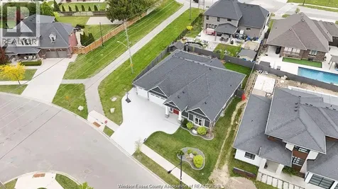 6072 Silver Maple Lasalle ON N9H 0C1