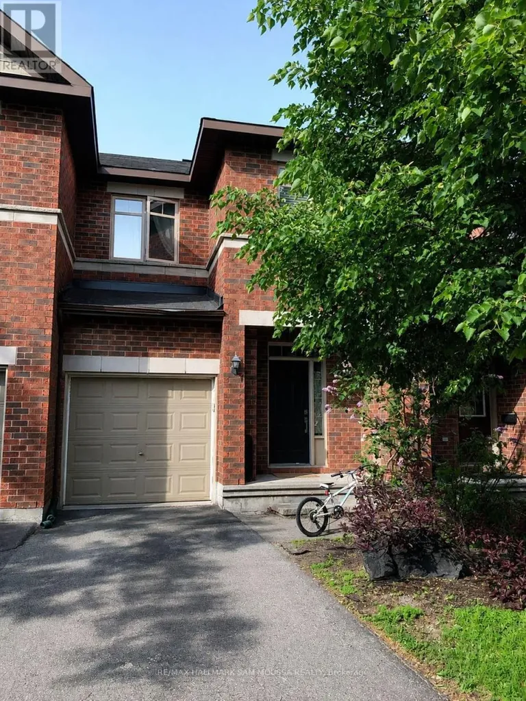 202 Badgeley Avenue Ottawa ON K2T 0A4