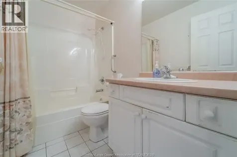 1086 Lexington Circle Windsor ON N8S 4T3