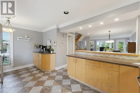 81 Robinson Avenue Ottawa ON K1N 8N8