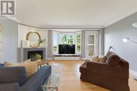 81 Robinson Avenue Ottawa ON K1N 8N8